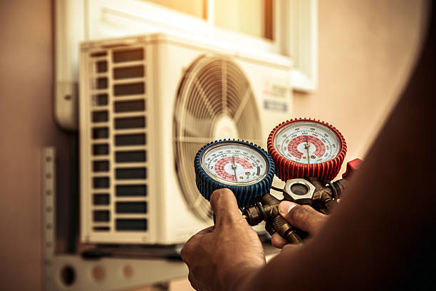 Professional Hvac technician working in Woodburn, OR